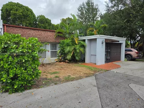 Exterior - 7322 Stardust Dr, Hialeah, FL 33015 photo 2 of 10