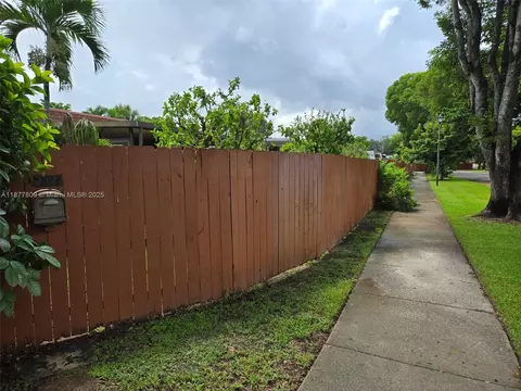 Exterior - 7322 Stardust Dr, Hialeah, FL 33015 photo 6 of 10