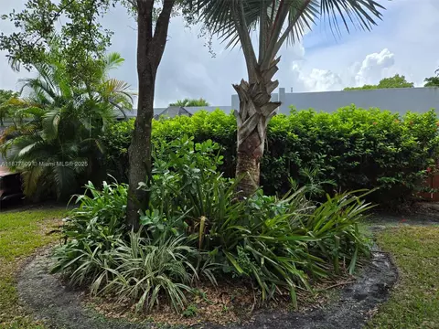 Exterior - 7322 Stardust Dr, Hialeah, FL 33015 photo 5 of 10