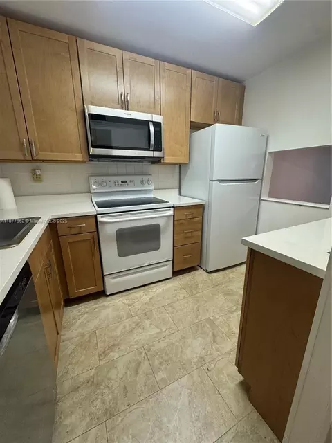 8435 Sunrise Lakes Blv #104, Sunrise, FL 33322