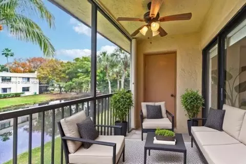 398 Lakeview Dr #205, Weston, FL 33326