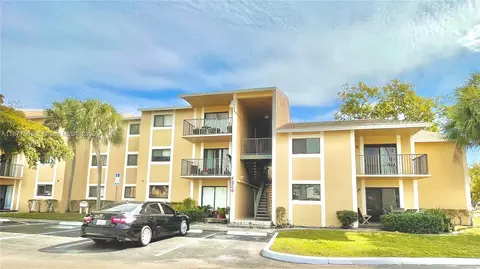 251 W Palm Cir W #206, Pembroke Pines, FL 33025