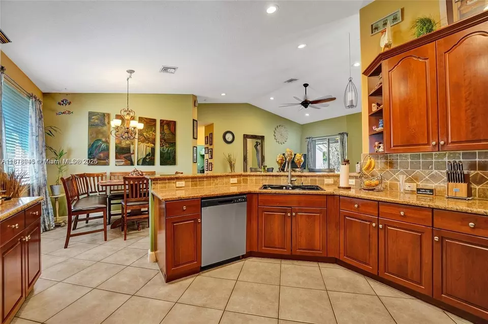 Kitchen - 14520 SW 37th St, Miramar, FL 33027 photo 5 of 7