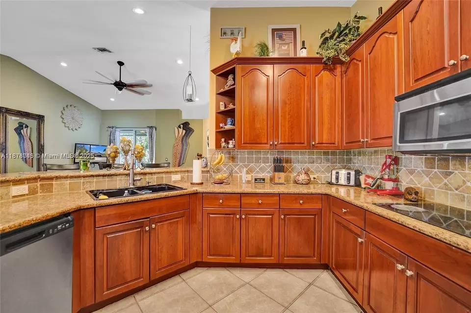 Kitchen - 14520 SW 37th St, Miramar, FL 33027 photo 3 of 7