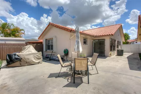 Exterior - 2525 W 73rd Pl, Hialeah, FL 33016 photo 1 of 2