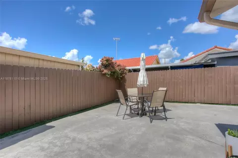 Exterior - 2525 W 73rd Pl, Hialeah, FL 33016 photo 2 of 2