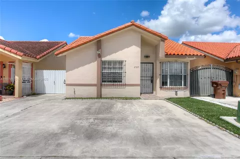 2525 W 73rd Pl, Hialeah, FL 33016