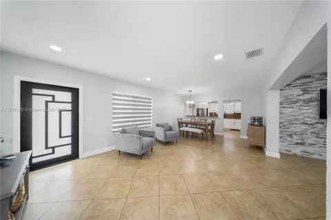 421 W 55th Pl, Hialeah, FL 33012 photo 7