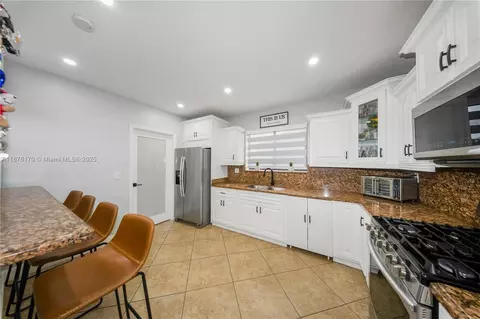 421 W 55th Pl, Hialeah, FL 33012 photo 9