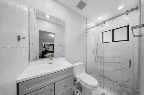 421 W 55th Pl, Hialeah, FL 33012 photo 16
