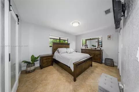 421 W 55th Pl, Hialeah, FL 33012 photo 14