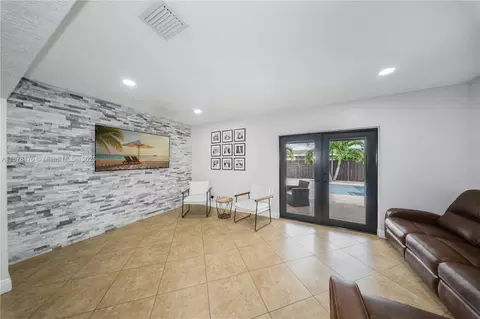 421 W 55th Pl, Hialeah, FL 33012 photo 3