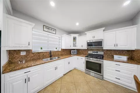 421 W 55th Pl, Hialeah, FL 33012 photo 11