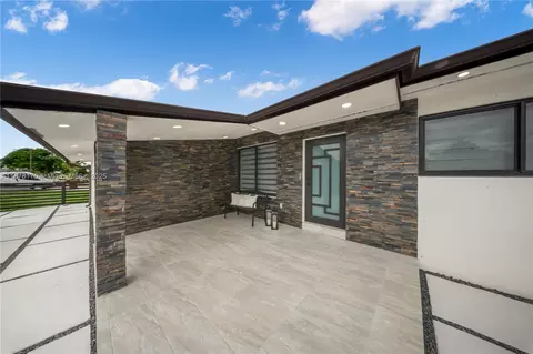 421 W 55th Pl, Hialeah, FL 33012 photo 2