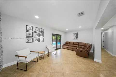 421 W 55th Pl, Hialeah, FL 33012 photo 4