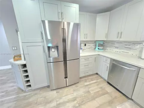 Kitchen - 19710 Cypress Ct, Hialeah, FL 33015 photo 4 of 4