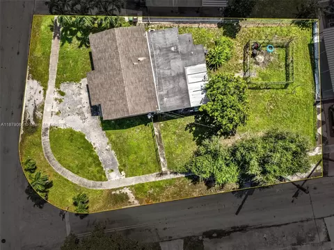 870 E 39th Pl, Hialeah, FL 33013