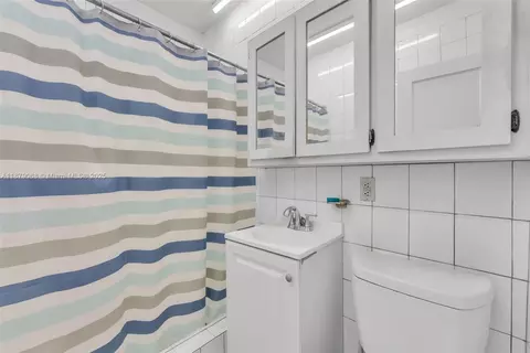 Bath - 870 E 39th Pl, Hialeah, FL 33013 photo 1 of 2