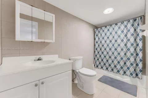 Bath - 870 E 39th Pl, Hialeah, FL 33013 photo 2 of 2
