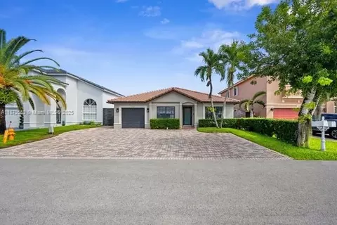 7761 NW 193 Rd Ter, Hialeah, FL 33015