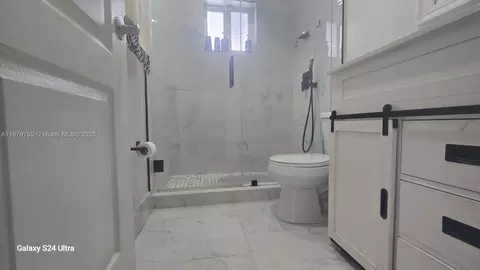 Bath - 3240 W 76th Pl, Hialeah, FL 33018 photo 2 of 2
