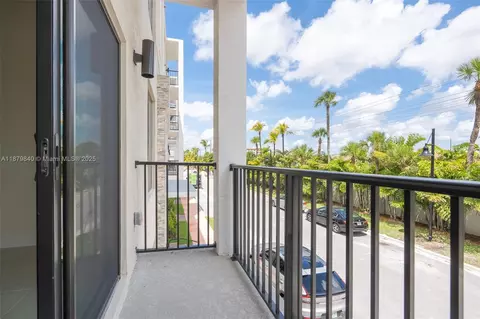 8001 NW 41st St #F-208, Doral, FL 33166