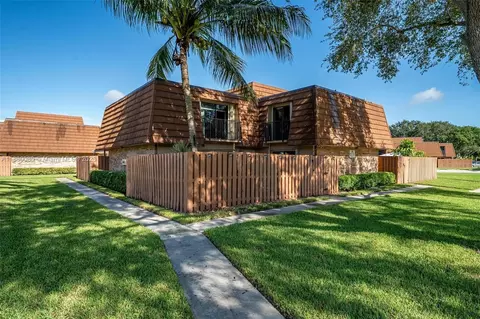 2551 Lakeview Ct, Hollywood, FL 33026