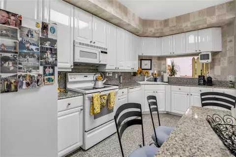 Kitchen - 888 Brickell Key Dr #1807, Miami, FL 33131 photo 4 of 4