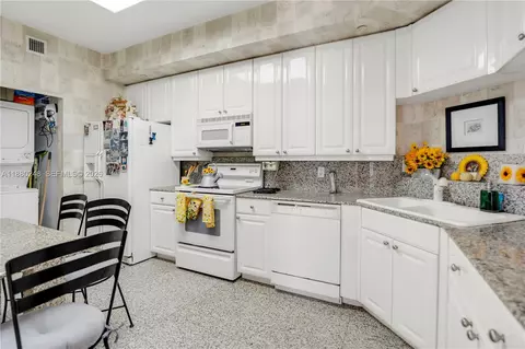 Kitchen - 888 Brickell Key Dr #1807, Miami, FL 33131 photo 3 of 4