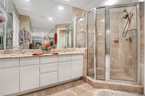Bath - 888 Brickell Key Dr #1807, Miami, FL 33131 photo 3 of 7