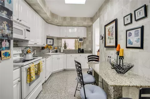 Kitchen - 888 Brickell Key Dr #1807, Miami, FL 33131 photo 2 of 4