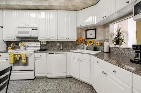 Kitchen - 888 Brickell Key Dr #1807, Miami, FL 33131 photo 1 of 4