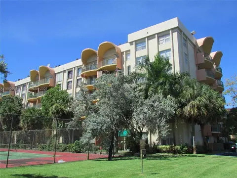 9360 Fontainebleau Blvd #413, Miami, FL 33172
