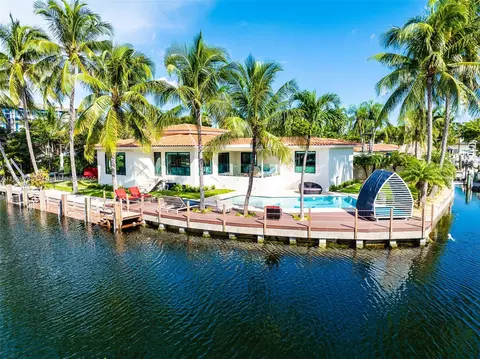 Exterior - 12905 Cherry Rd, North Miami, FL 33181 photo 3 of 7
