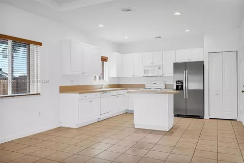 Kitchen - 1609 SW 154th Path, Miami, FL 33185 photo 1 of 2
