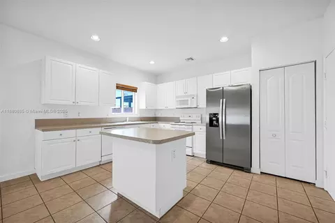 Kitchen - 1609 SW 154th Path, Miami, FL 33185 photo 2 of 2