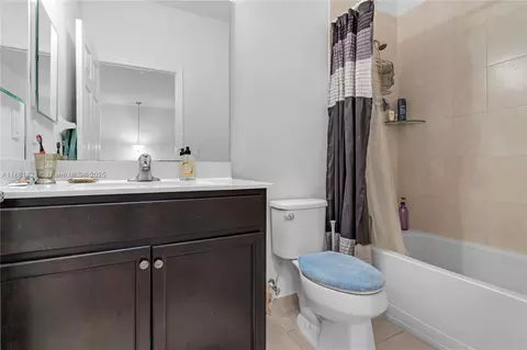 Bath - 3371 W 94th Ter, Hialeah, FL 33018 photo 3 of 3