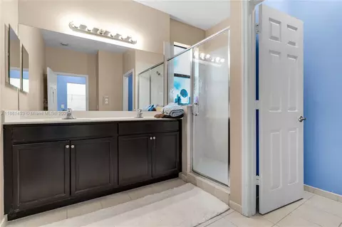 Bath - 3371 W 94th Ter, Hialeah, FL 33018 photo 2 of 3