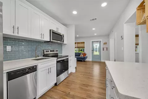 4881 NE 2nd Ave, Oakland Park, FL 33334