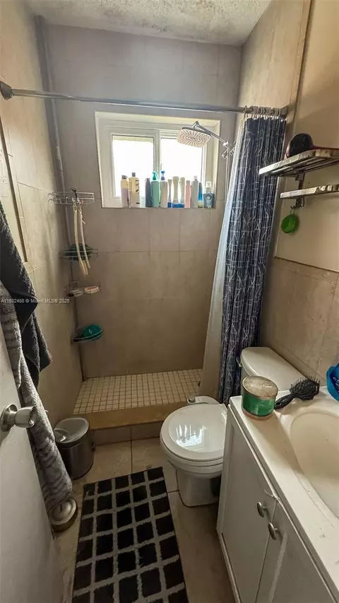 Bath - 683 SE 6th Pl, Hialeah, FL 33010 photo 3 of 3