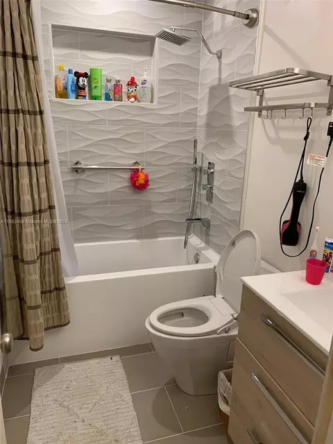 Bath - 683 SE 6th Pl, Hialeah, FL 33010 photo 2 of 3