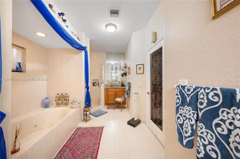 Bath - 16533 NW 77th Path, Miami Lakes, FL 33016 photo 2 of 3
