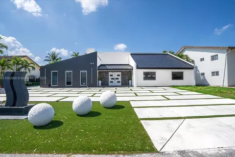 7220 N Oakmont Dr, Hialeah, FL 33015