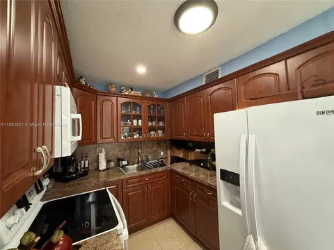 1560 W 46th St #229, Hialeah, FL 33012