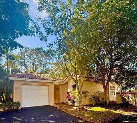 1321 N Seagrape Cir, Weston, FL 33326