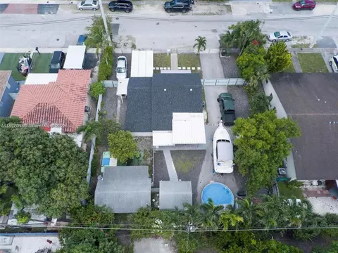 View/Area - 4590 E 9th Ct, Hialeah, FL 33013 photo 1 of 4