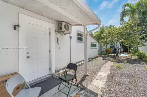 Exterior - 4590 E 9th Ct, Hialeah, FL 33013 photo 5 of 5