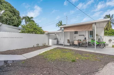 Exterior - 4590 E 9th Ct, Hialeah, FL 33013 photo 2 of 5