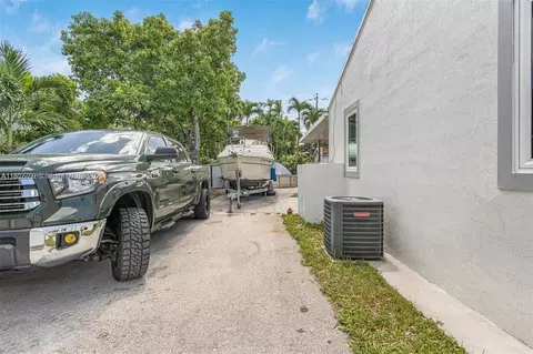 Exterior - 4590 E 9th Ct, Hialeah, FL 33013 photo 3 of 5