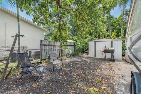 Exterior - 4590 E 9th Ct, Hialeah, FL 33013 photo 4 of 5